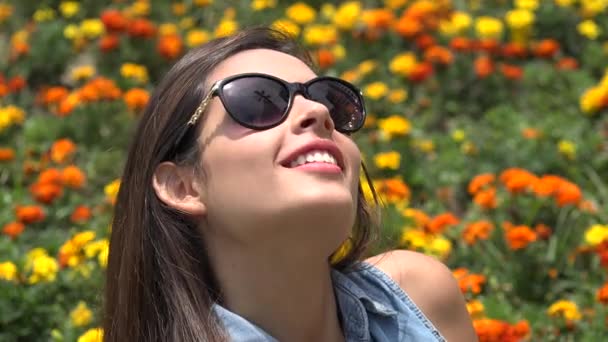 Joven adolescente chica usando gafas de sol — Vídeos de Stock