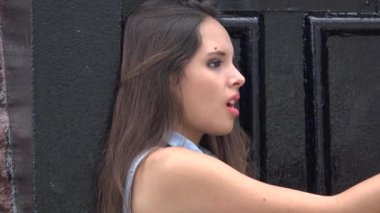 Heyecansız güzel kişi