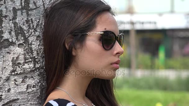 Mujer peruana usando gafas de sol — Vídeos de Stock