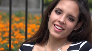 Park gülümseyen İspanyol ve Latin genç kız