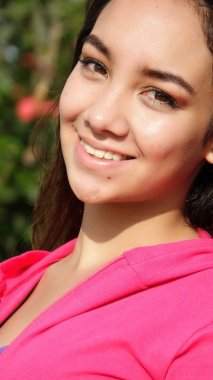 İspanyol kız gülümseyerek