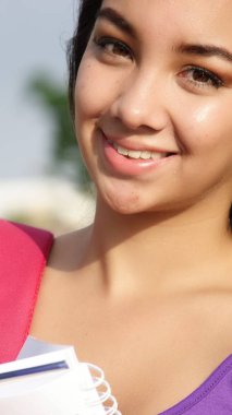 Genç bir kız öğrenci