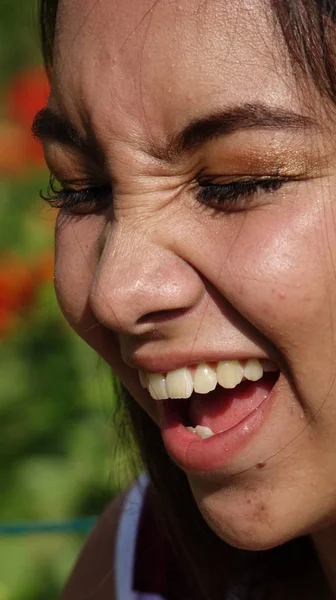 十代の女性と笑い — ストック写真