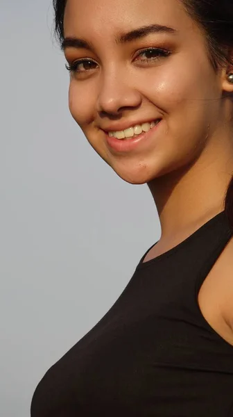 Ein junger lächelnder Teenager — Stockfoto