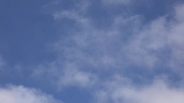 bulutlu mavi gökyüzü