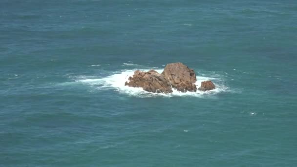 Ilha de rocha em água do oceano — Vídeo de Stock