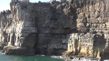 Kayalıklarla veya kaya oluşumu