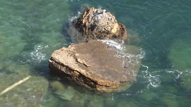 Formação de rochas em águas pouco profundas do oceano — Vídeo de Stock