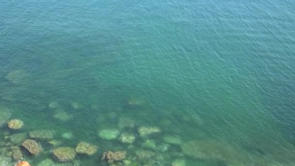 Unterwasserfelsen an der Küste — Stockvideo