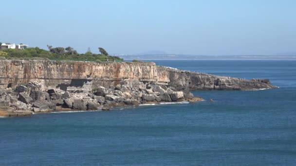 Vista delle scogliere e dell'acqua blu dell'oceano — Video Stock