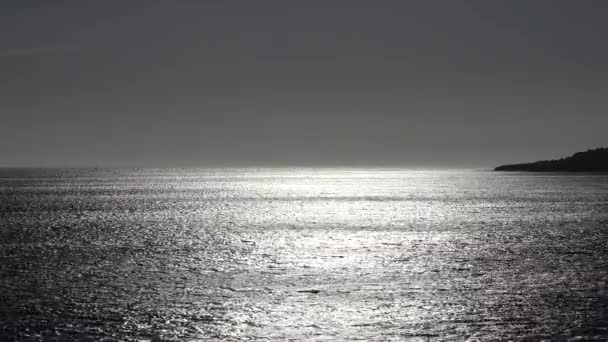 Lumina soarelui reflectând asupra apei Dusk sau Dawn — Videoclip de stoc