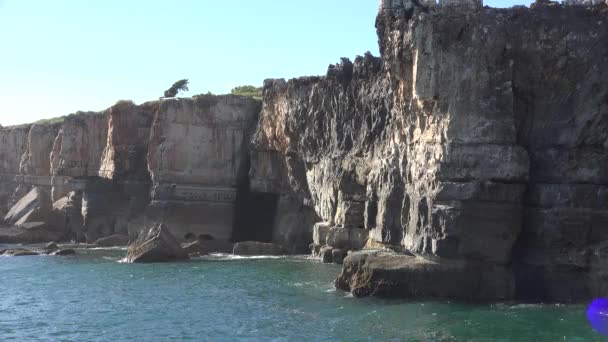 Cliffs of Bluffs langs Water — Stockvideo