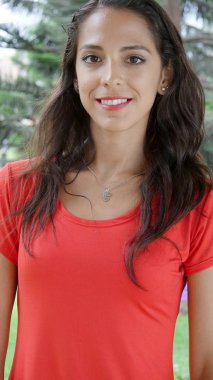 Bir kadın açık havada