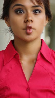 İspanyol kadın yapma komik yüzler