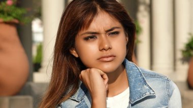 Düşünceli güzel kadın