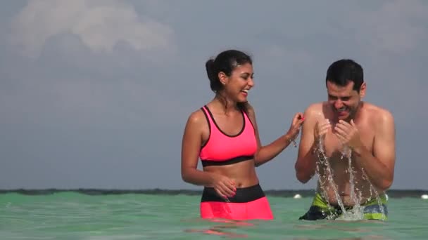 Люди веселятся, купаясь в океане в отпуске — стоковое видео