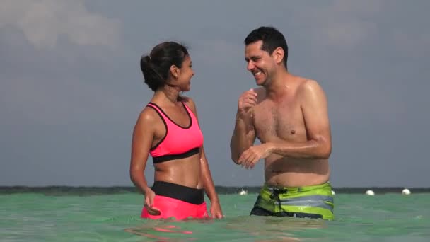 Молода пара розважається плавання — стокове відео