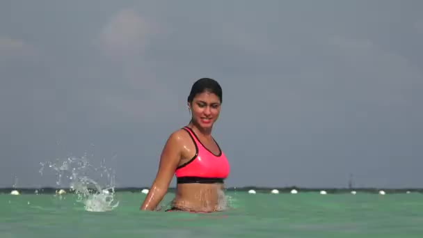 Жінка плаває у воді — стокове відео
