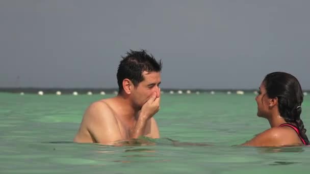 Schwimmer haben Spaß im Meer — Stockvideo