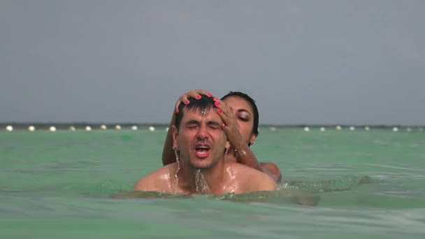 Schwimmer haben Spaß im Meer — Stockvideo