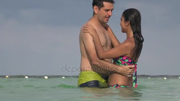 Romántico hombre besar mujer en vacaciones — Vídeos de Stock