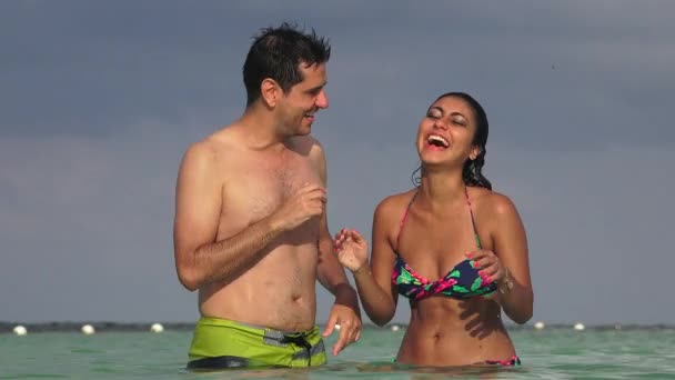 Man och kvinna som skrattar i havet — Stockvideo