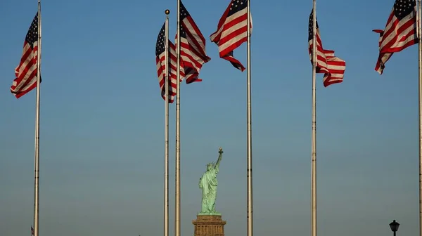 Άγαλμα της ελευθερίας και αμερικανικές σημαίες — Φωτογραφία Αρχείου