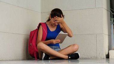 Tablet vurguladı veya karışık üniversite öğrencisi