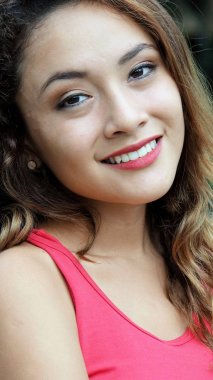 Mutlu kadın gülümsüyor