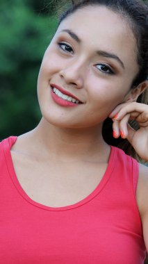 İspanyol kadın gülümsüyor