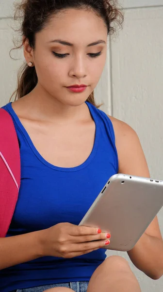 Estudiante usando tableta — Foto de Stock