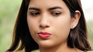 Genç bir mutsuz dişi