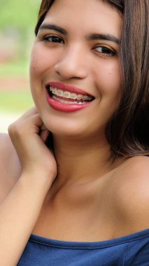 Çekici erkek gülüyor