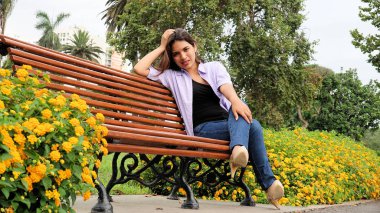 Parkta oturan kız vurguladı