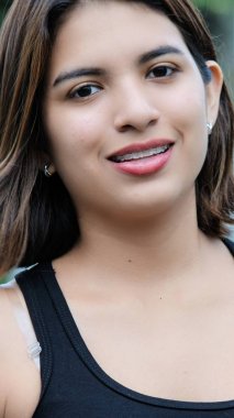 Gülümseyen Güzel Bir Kadın