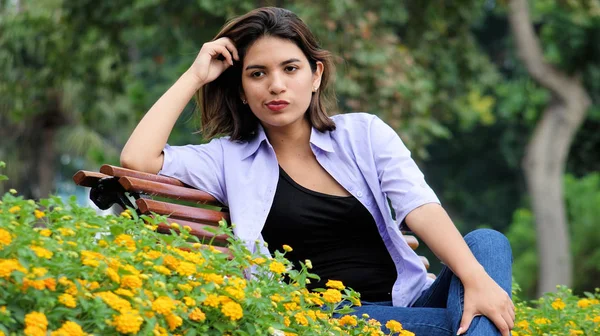 Oroande ung kvinna sitter i Park — Stockfoto