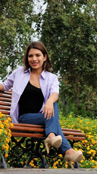 Menina adolescente no parque sentado no parque — Fotografia de Stock