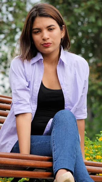 Jeune fille malheureuse assise sur le banc — Photo