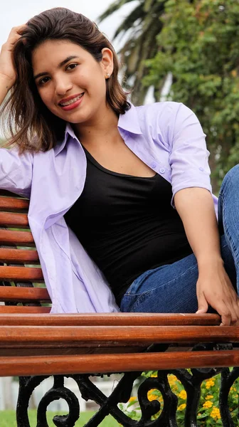 Skiftande tonåring flicka och lycka sitter på bänk — Stockfoto