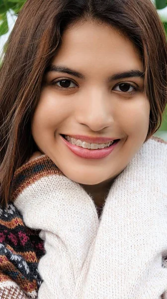Latina žena na sobě svetr — Stock fotografie