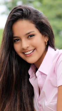 Uzun saçlı Perulu genç kız