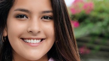 Gülümseyen güzel bir kişi