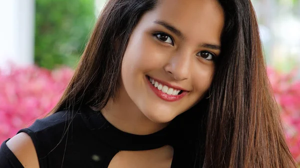 Smiling Peruvian Girl — Stock Photo, Image