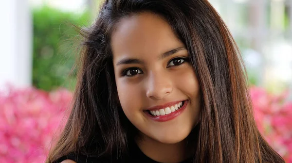 Um adolescente hispânico bonito — Fotografia de Stock
