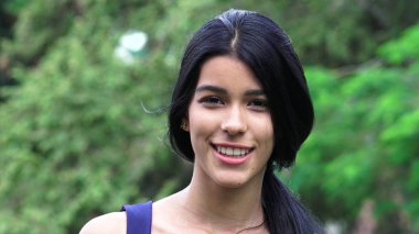 Gülümseyen güzel bir kişi