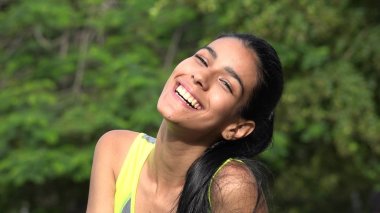 Kolombiyalı genç gülüyor