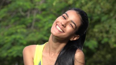 Güzel kız göz kırpıyor