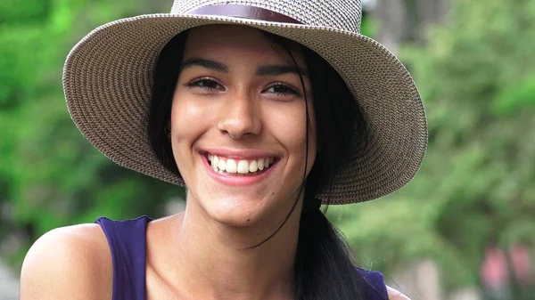 Rosto sorridente de menina bonita — Fotografia de Stock