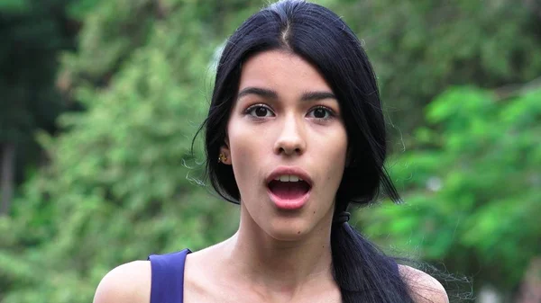 Schockierte junge kolumbianische Teenager-Mädchen — Stockfoto