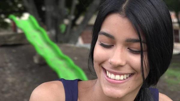 Mladistvý Kolumbijská dívka se zavřenýma očima — Stock fotografie